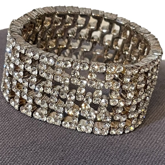 ❤️ Vintage Monet Rhinestone Stretch Bracelet - Picture 1 of 4